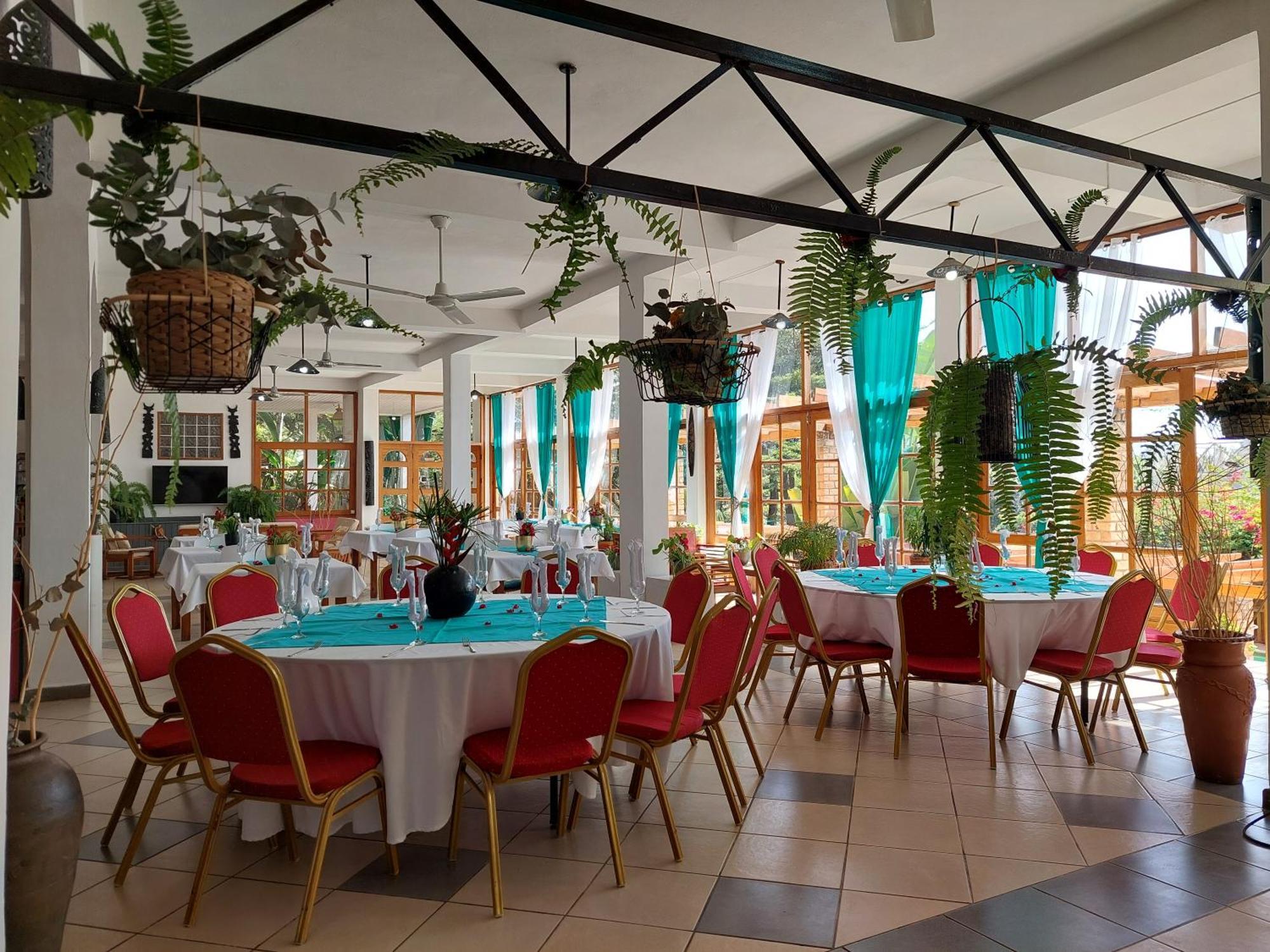 Island Continent Hotel Ivato  Exterior photo
