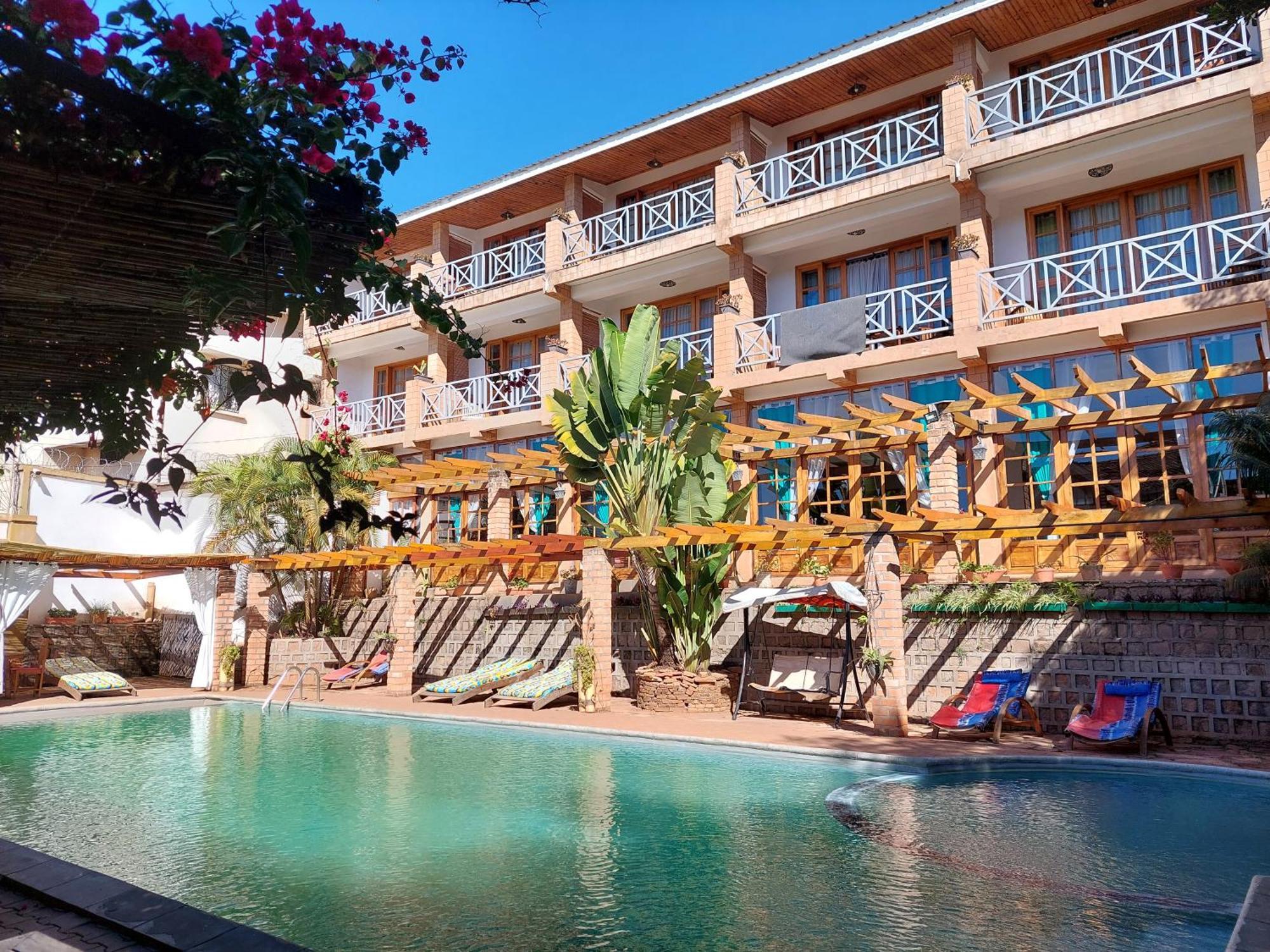 Island Continent Hotel Ivato  Exterior photo